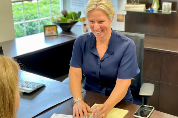 Lis helping a client